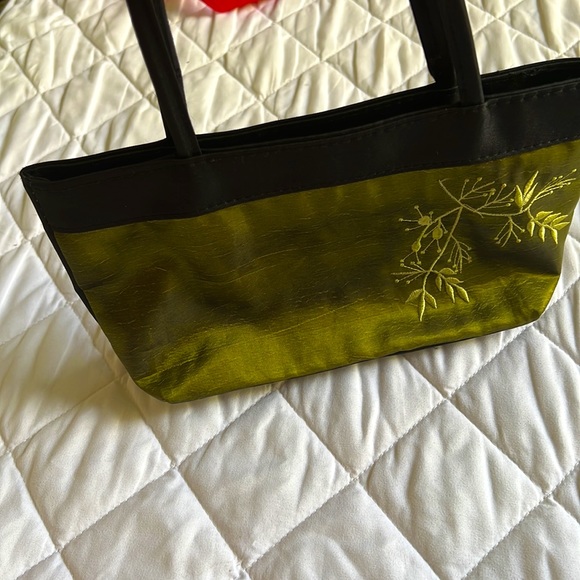 Beautiful hand-embroidered handbag in rich green color - Picture 12 of 16